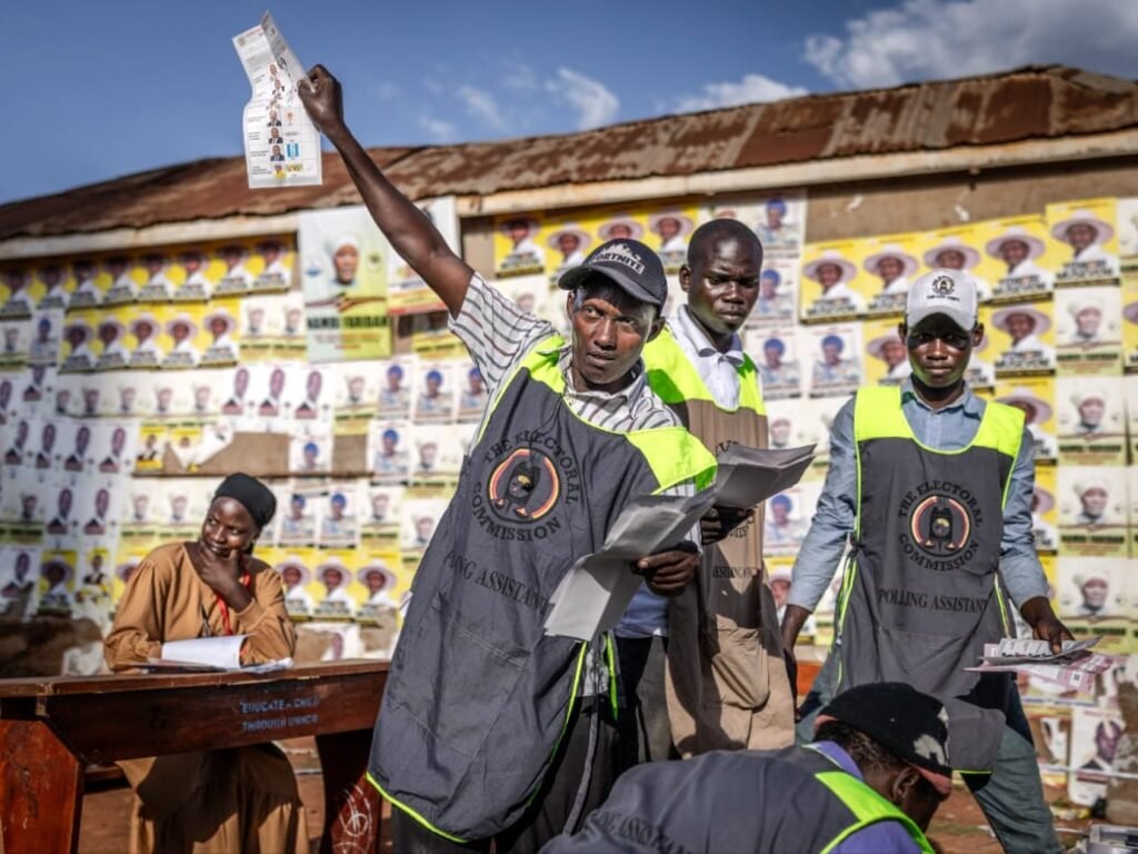 Read more about the article Eleições no Uganda decorrem em clima de tensão com internet bloqueada e atrasos na votação