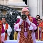 Bispo católico beija crânio de Santa Águeda durante cerimónia em Itália